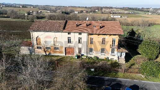 Foto Rustico in Cogolonchio 16, Fidenza di 743 m² con 16 locali in vendita