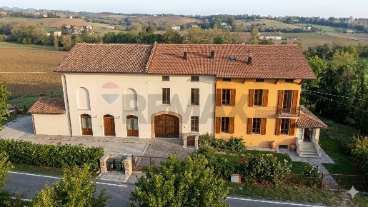 Foto Rustico in Cogolonchio 16, Fidenza di 743 m² con 16 locali in vendita