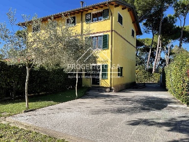 Foto Casa indipendente in via MONTEGABBERI, Pietrasanta di 170 m²