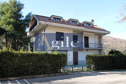 Foto Casa indipendente in STRADA PROVINCIALE VALLE CASTELLANA, di 200 m²