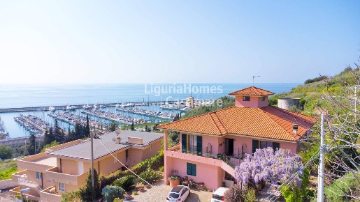 Foto Villa unifamiliare in Via Peirona, Santo Stefano al Mare di 283 m²