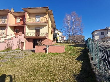 Foto Villa a schiera in via Giacomo Matteotti, Caprarola Centro di 270 m²