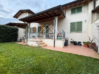 Foto Casa indipendente in via marche, Pietrasanta di 200 m² con 8 locali