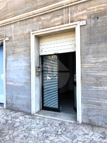 Foto Negozio in Via Cesare Beccaria, Perugia Centro di 55 m² con 2 locali