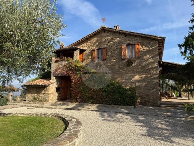 Foto Villa unifamiliare in Via San Bernardino, Bettona di 484 m² in vendita