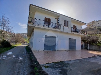 Foto Appartamento in Via Pulsano, Dipignano di 155 m² con 4 locali