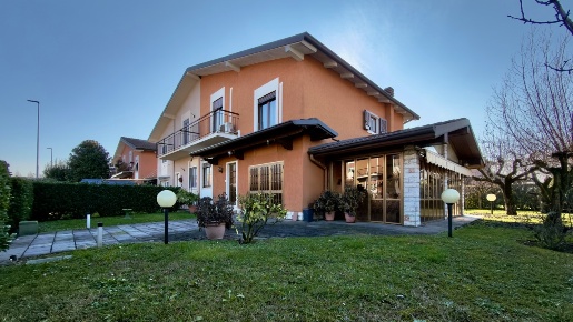 Foto Villa bifamiliare a Castel Mella Centro di 154 m² con 4 locali