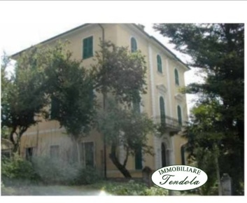 Foto Villa unifamiliare a Filattiera di 470 m² con 11 locali in vendita