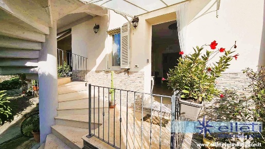 Foto Villa unifamiliare a Montignoso Capanne, Prato di 150 m² con 6 locali