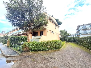 Foto Villa a schiera a Massa Marina di Massa Centro di 115 m² con 6 locali