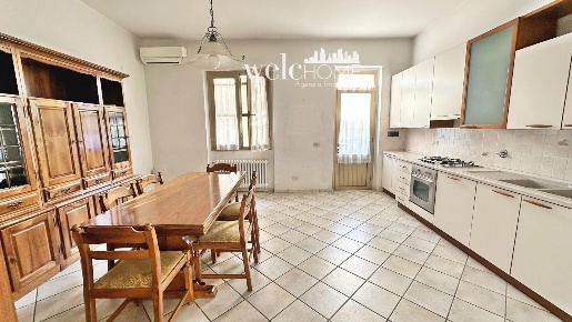 Foto Appartamento a Campi Bisenzio Santa Maria di 100 m² con 5 locali