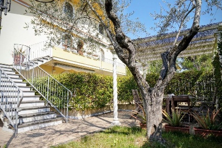 Foto Appartamento a Massa Marina di Massa Centro di 100 m² con 6 locali