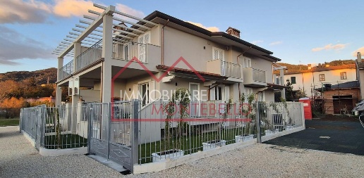 Foto Villa unifamiliare a Camaiore Capezzano Pianore di 145 m² con 5 locali