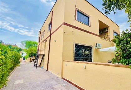 Foto Villa unifamiliare a Palermo di 166 m² con 6 locali in affitto