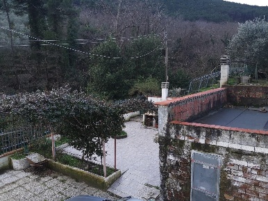 Foto Case semi ndipendenti a Buti Centro di 160 m² con 8 locali in vendita