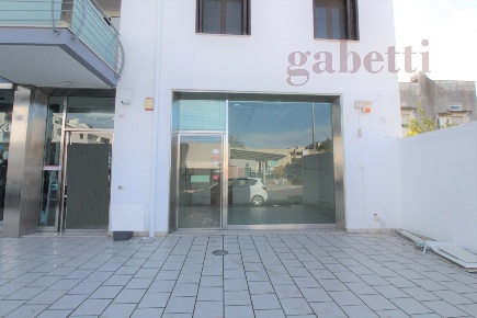 Foto Negozio in Via Don Rosario Trono 4, Copertino di 110 m² con 2 locali