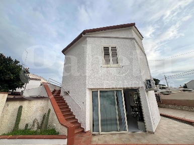 Foto Villa singola a Siracusa Fontane Bianche di 79 m² con 4 locali