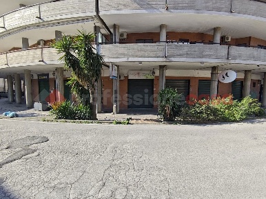 Foto Negozio in Traversa Luigi Angrisani 9-11, Nocera Inferiore di 50 m²