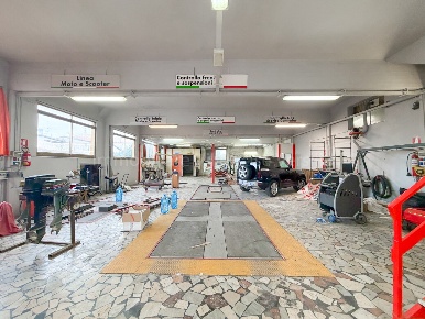 Foto Capannone industriale in Via Indipendenza, Viareggio di 550 m²