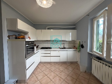Foto Villa bifamiliare a Camaiore Lido di Camaiore di 180 m² con 8 locali