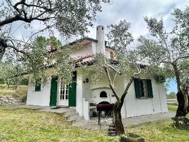 Foto Villa singola a Castelnuovo Magra di 150 m² con 5 locali in vendita