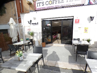 Foto Bar in Via Pizzomunno 5, Vieste Centro di 200 m² con 3 locali