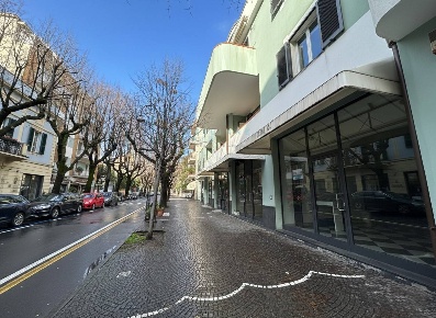 Foto Locale commerciale in Via Martiri della Libertà, Albenga Centro