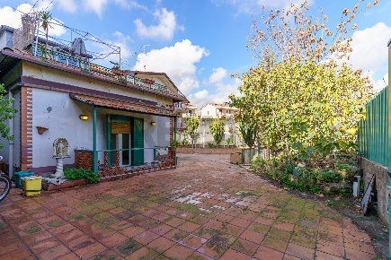 Foto Villa unifamiliare a Gravina di Catania di 230 m² con 9 locali