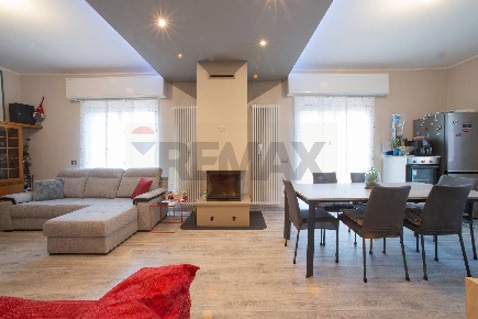 Foto Casa indipendente a Costa Volpino Centro di 290 m² con 3 locali