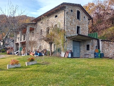 Foto Rustico in Via acquaria, Sestola di 300 m² con 8 locali in vendita