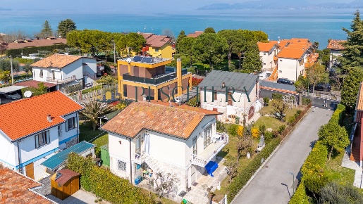 Foto Appartamento in Via Parini 22, Peschiera del Garda Centro di 70 m²