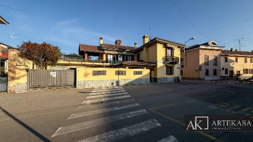 Foto Case semi ndipendenti in Via Umberto I 2, Casaleggio Novara di 296 m²