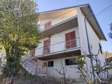 Foto Casa indipendente in Contrada Monticelli, Teramo di 280 m² in vendita