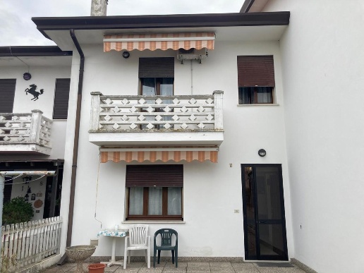 casa indipendente in vendita ad Adria in zona Bottrighe