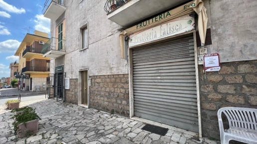 Foto Negozio in Via Falisca 67, Civita Castellana Centro di 42 m²