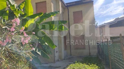 Foto Casa indipendente in SILVIO PELLICO, Faenza di 250 m² con 5 locali
