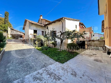 Foto Casa indipendente in Via Vittorio Emanuele 1/a, Roddi Centro di 160 m²