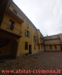 Foto Appartamento in Via Amati, Cremona Centro di 100 m² con 3 locali