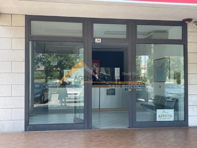 Foto Negozio in via Isaac Newton, Ravenna Alberti - Galilei di 56 m²