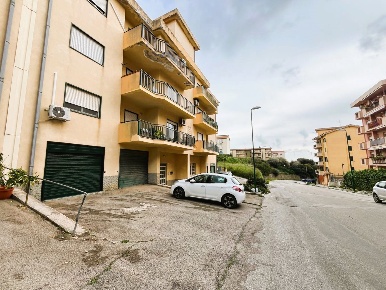 Foto Appartamento in Via Isola D'Elba 10, Agrigento di 136 m² con 4 locali