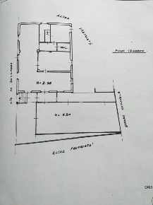 Foto Locale commerciale a Carrara Avenza di 250 m² con 3 locali in vendita