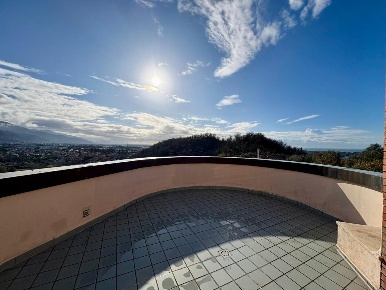 Foto Villa unifamiliare a Massa Romagnano di 370 m² con 10 locali