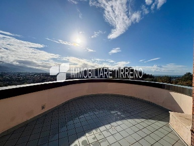 Foto Villa unifamiliare a Massa Romagnano di 370 m² con 10 locali