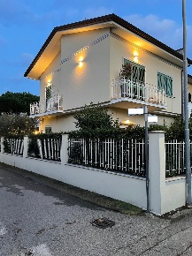 Foto Villa bifamiliare a Camaiore Lido di Camaiore di 130 m² con 5 locali