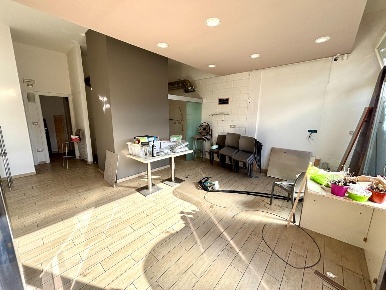 Foto Negozio a Pontedera Oltrera di 60 m² con 6 locali in affitto