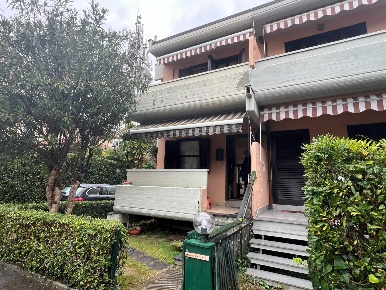 Foto Villa a schiera a Massa Marina di Massa Centro di 115 m² con 6 locali