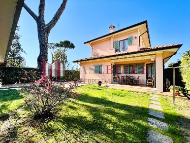 Foto Villa unifamiliare a Forte dei Marmi Centro di 210 m² con 6 locali