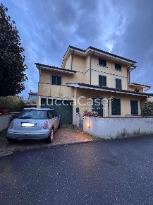Foto Villa bifamiliare a Lucca Tempagnano - Picciorana di 120 m² in vendita