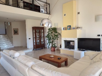 Foto Casa indipendente a Luni Ortonovo di 300 m² con 9 locali in vendita