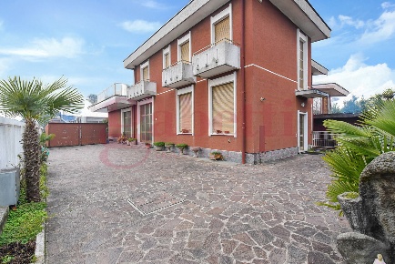Foto Villa bifamiliare in Via XXV Aprile 3, Cabiate di 185 m² con 4 locali
